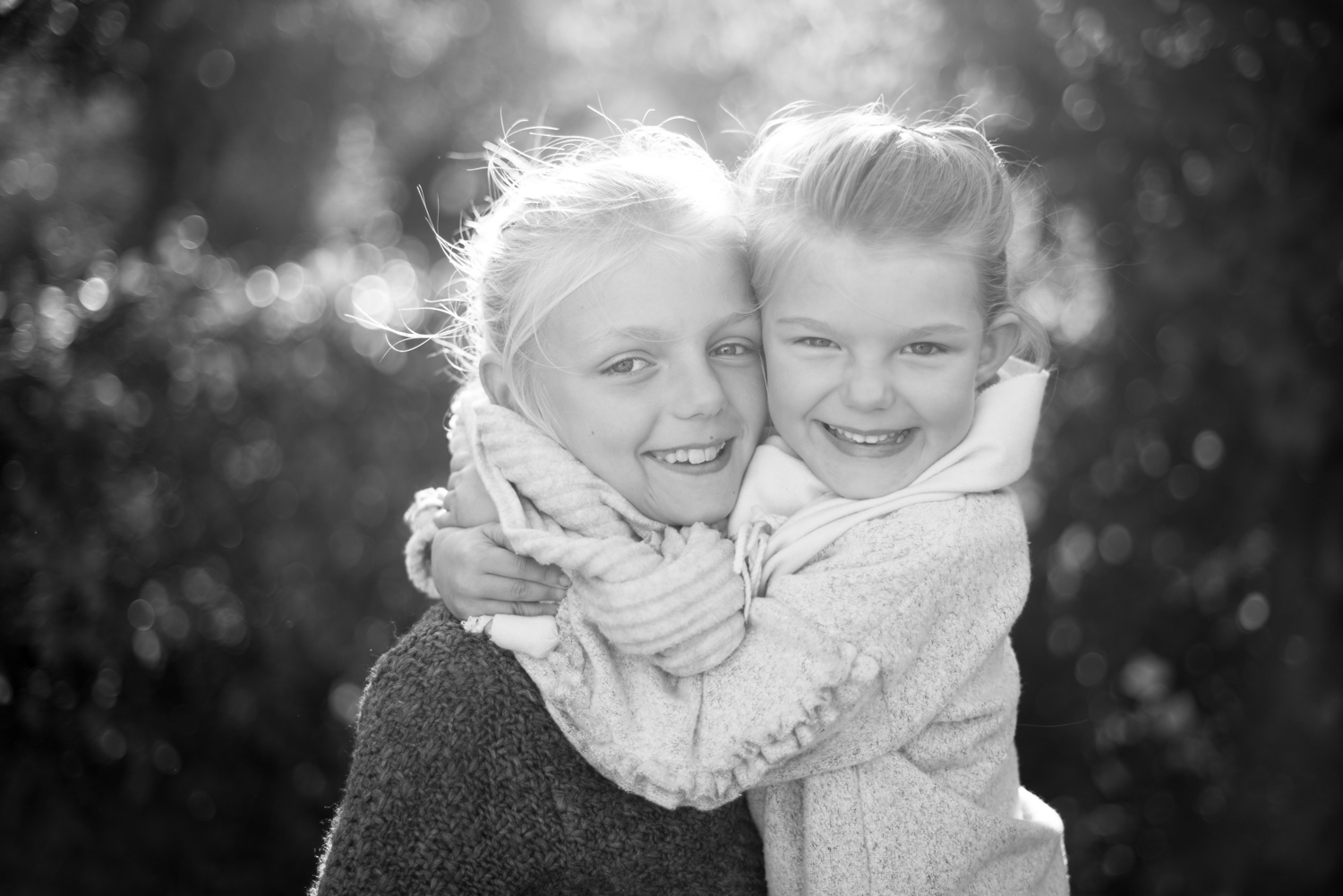 Årets julklapp 2017 , syskonporträtt , utomhusfotografering fotograf Täby Lidingö Danderyd