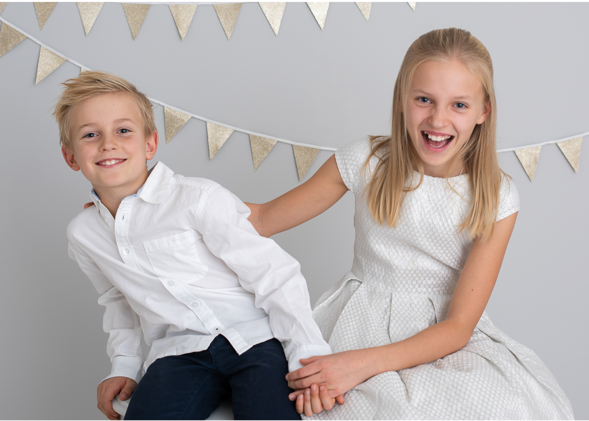 Familjefotografering med nyårstema syskonfoto Täby Stockholm Fotostudio Stockholm