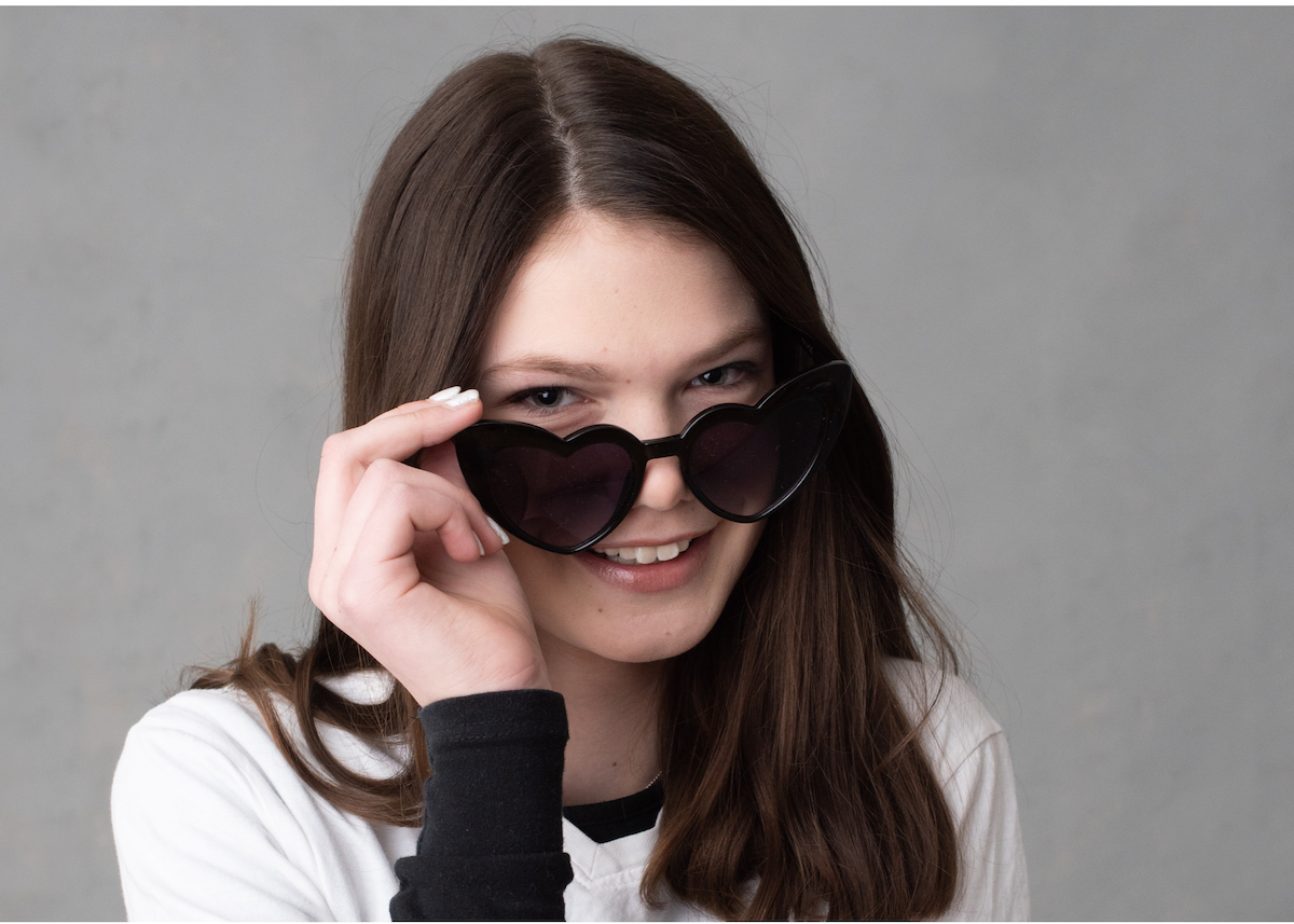 Tonårsfotografering porträtt med solglasögon