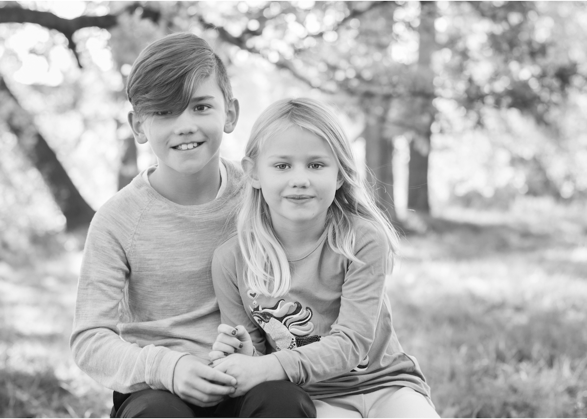 Barnfotografering utomhus syskonporträtt Hålla handen utomhusfotografering Täby Blicka studio