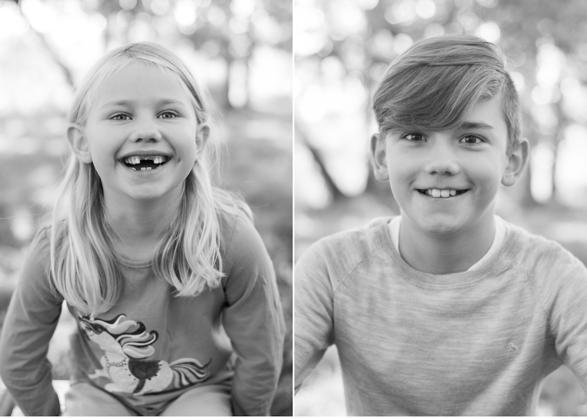 Barnfotografering utomhus barnporträtt svart-vitt Barnfotograf Lidingö Täby Danderyd