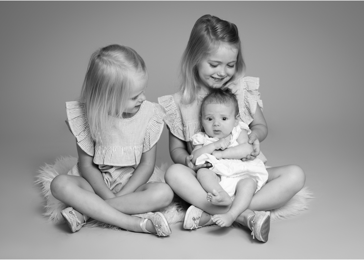 Familjeporträtt i studio Syskonporträtt i svartvitt Barnfotograf Täby